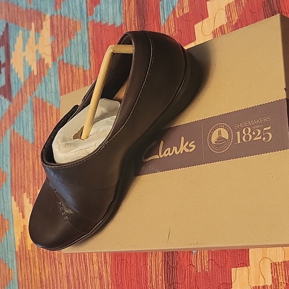 Brand New Clark's Brown Leather - Picture 2 of 9